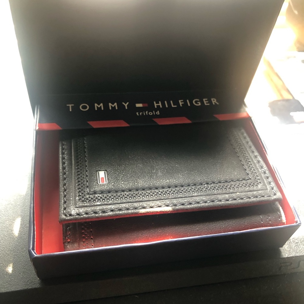 Tommy Hilfiger Trifold Wallet